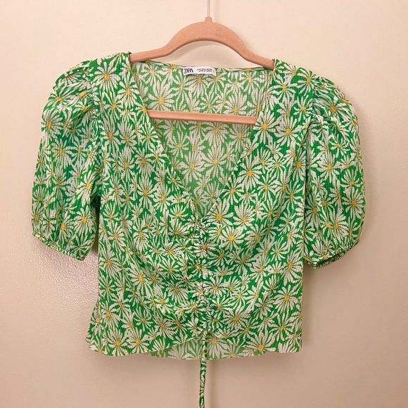 Zara Tops - SOLD - Green ZARA Daisy Scrunched Top